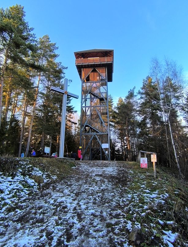 Skiełek wieża widokowa, metalowy krzyż