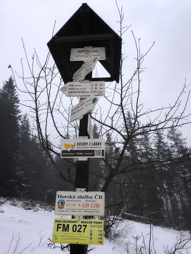 Słup, drogowskaz, tablica - Chata Ropiczka - Chata Ropička, 900 m n.p.m.