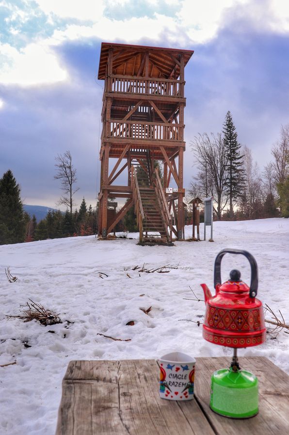 Stary Groń wieża widokowa, drewniany stolik, czajniczek