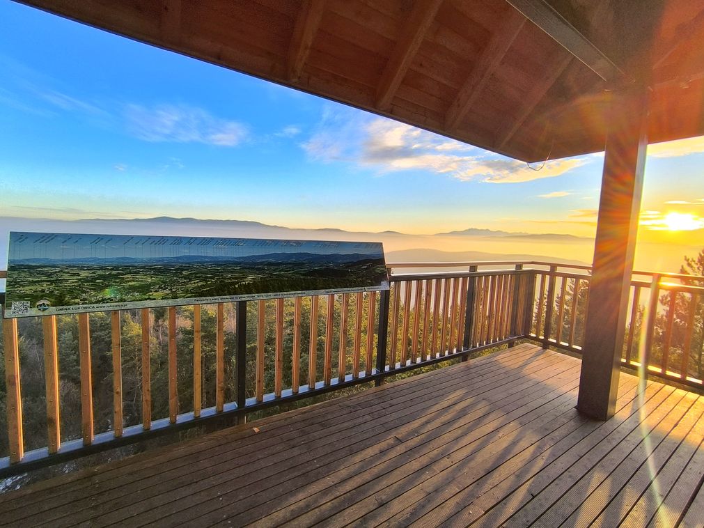 Widok o zachodzie słońca z wieży widokowej na Skiełku, tablica z opisaną panoramą