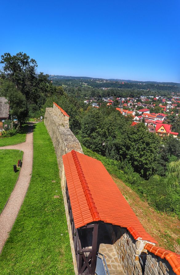 Widok rozciągający się z Baszty Widokowej w Dobczycach, piękny, letni dzień, niebieskie niebo