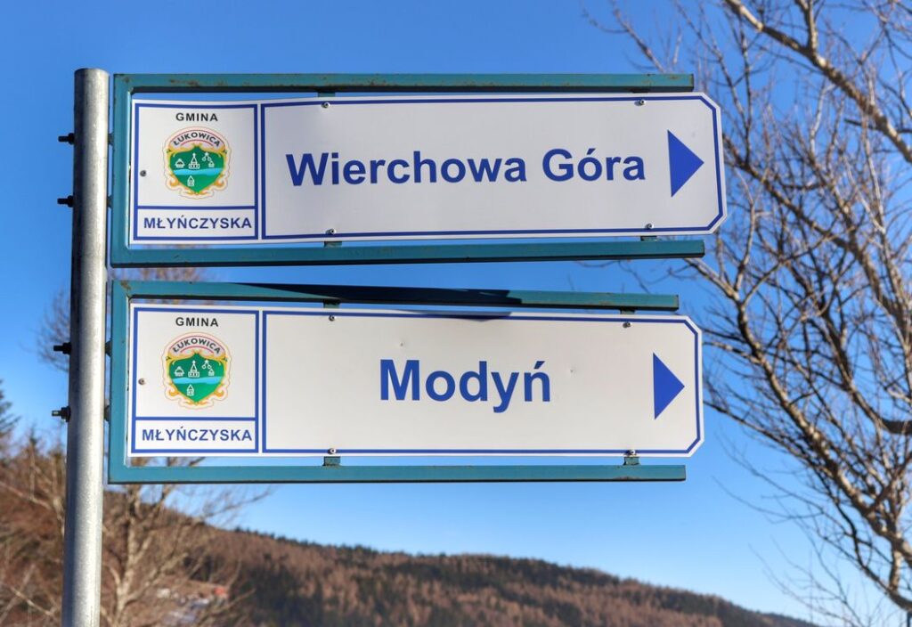 Wierchowa Góra, Modyń - tablice - drogowskazy przy parkingu, Zalesie 