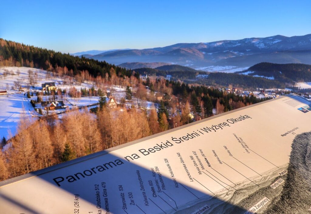 Tablica z opisaną panoramą, widok na Beskid Średni i Wyżynę Olkuską, Wieża widokowa w Stryszawie, Beskidzki Raj