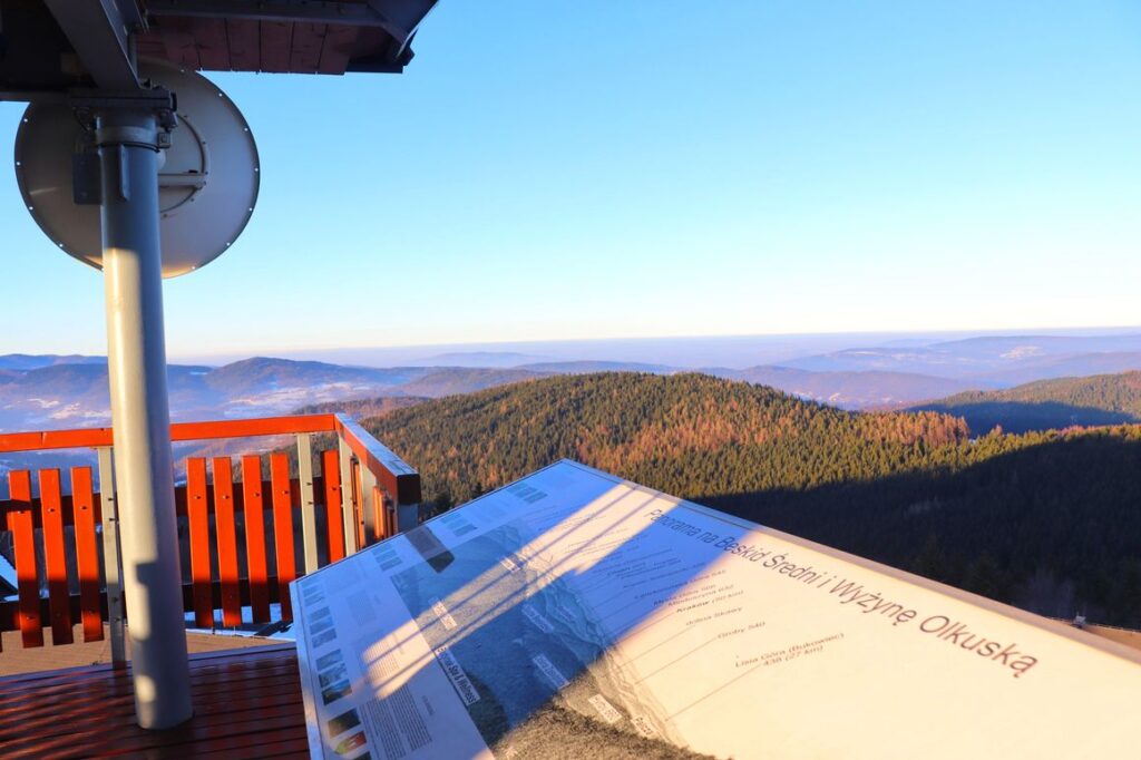 Tablica z opisaną panoramą, widok na Beskid Średni i Wyżynę Olkuską, Wieża widokowa w Stryszawie, Beskidzki Raj