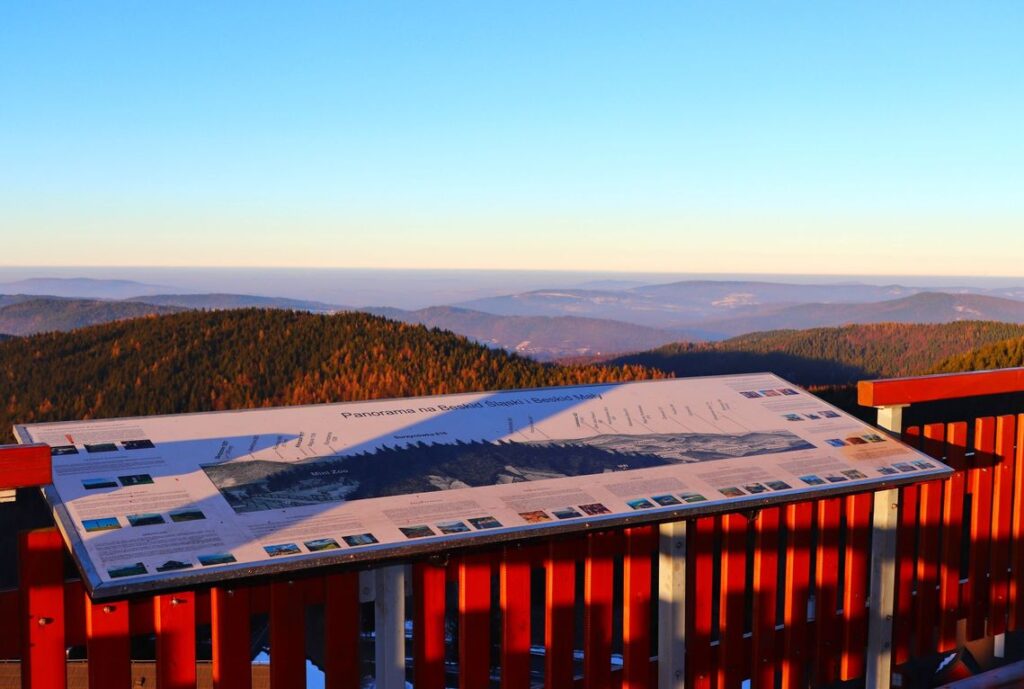 Tablica opisaną panoramą na Beskid Śląski i Beskid Mały, Wieża widokowa w Stryszawie, Beskidzki Raj, błękitne niebo