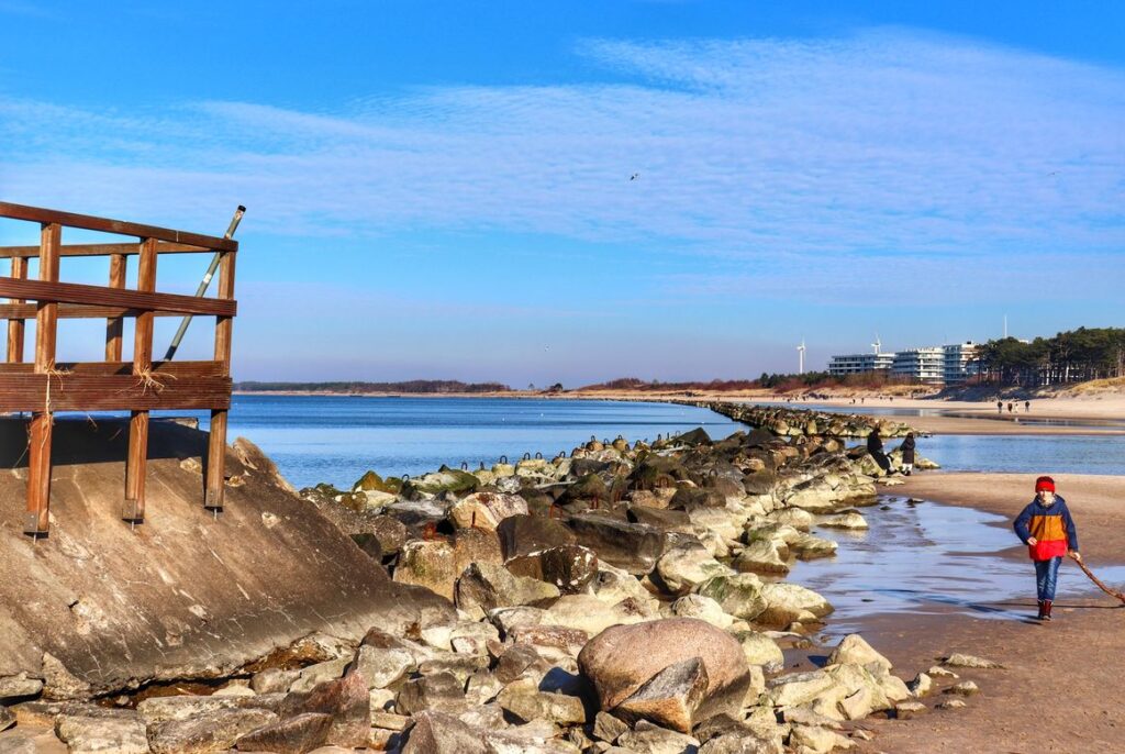 Dziecko na plaży w Darłowie, niebieskie niebo