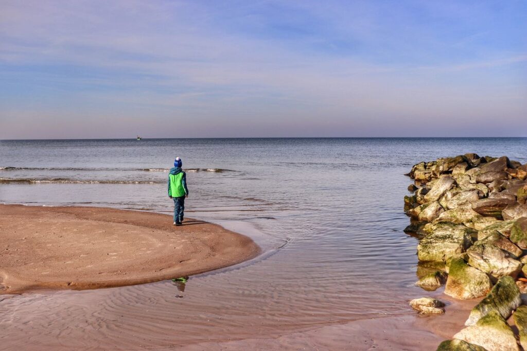 Dziecko na plaży w Niechorzu