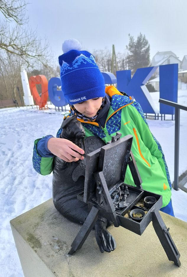 Dziecko przy rzeźbie Morsika w Gąskach, Morsik Artysta