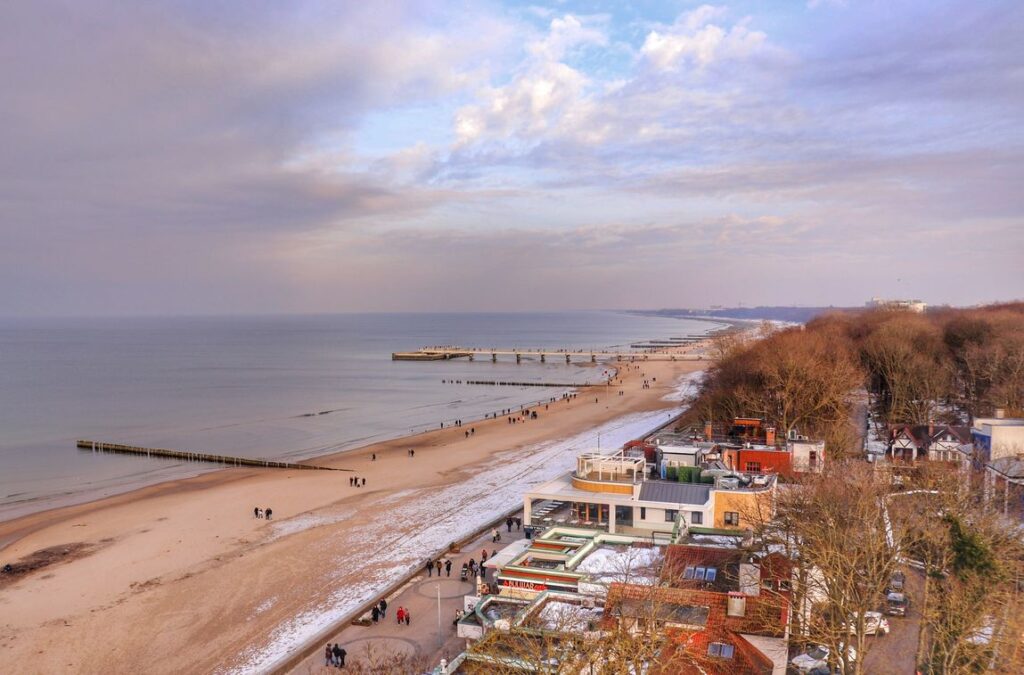 Kołobrzeg, Latarnia Morska, widok na plażę i Bałtyk