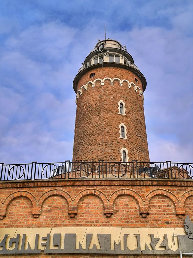 Latarnia Morska w Kołobrzegu na tle niebieskiego nieba