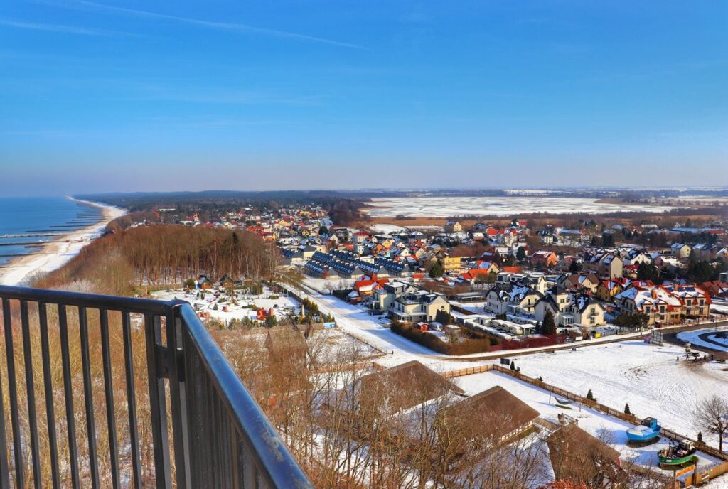 Latarnia Morska w Niechorzu, widok na Morze Bałtyckie, niebieskie niebo