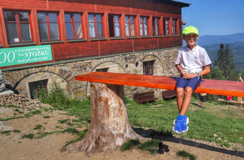 Ławka gigant na Stożku Wielkim, schronisko na Stożku, szczęśliwe dziecko