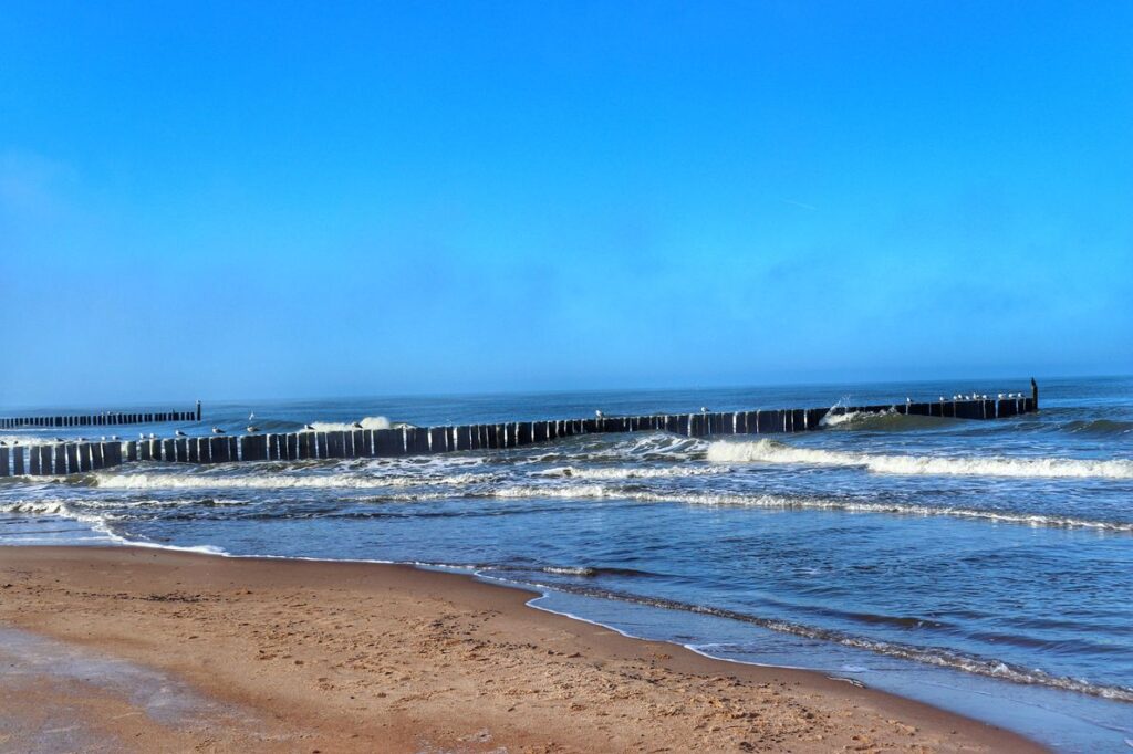 Piękna plaża w Mielnie, niebieskie niebo