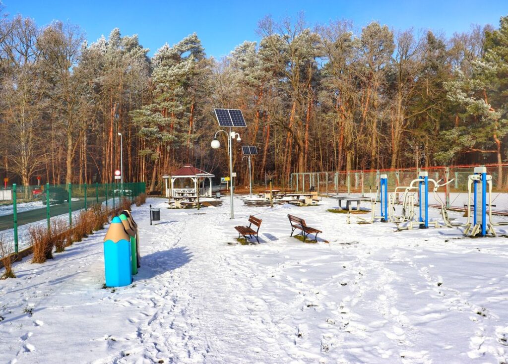 Siłownia na świeżym powietrzu w Mielenku, niebieskie niebo