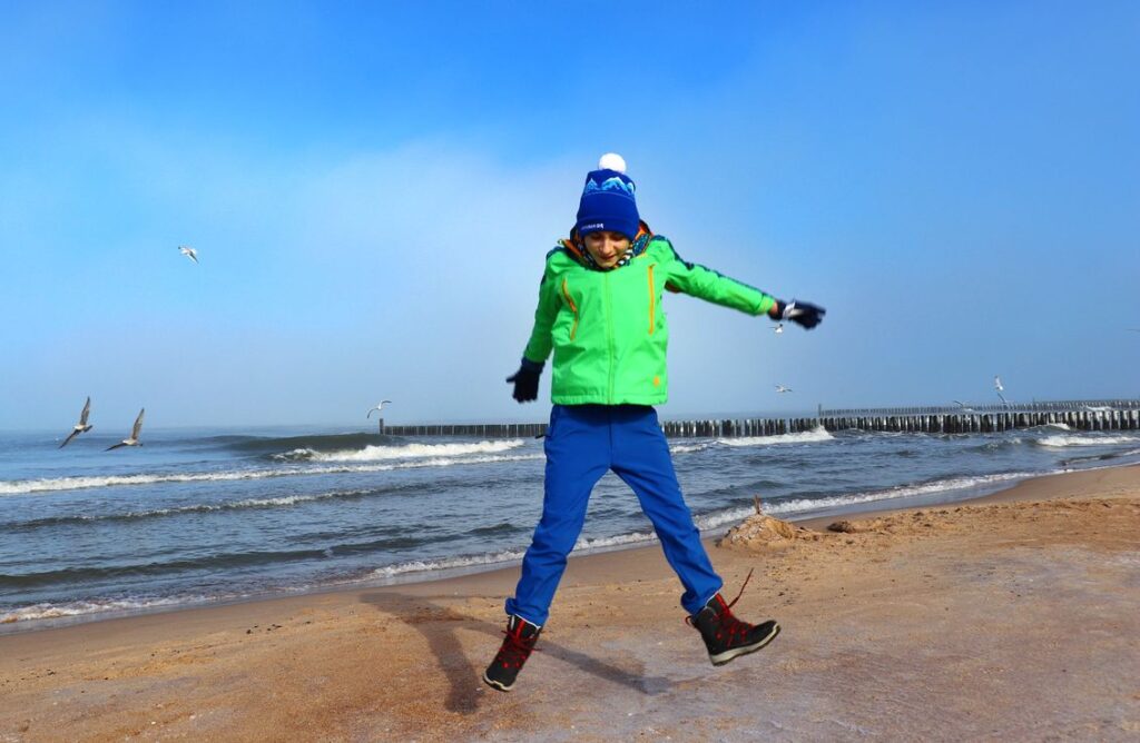 Szczęśliwe dziecko na plaży w Mielnie