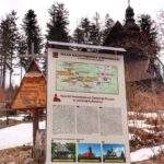 Tablica - szlak architektury drewnianej przy kościele Świętego Krzyża w Istebnej