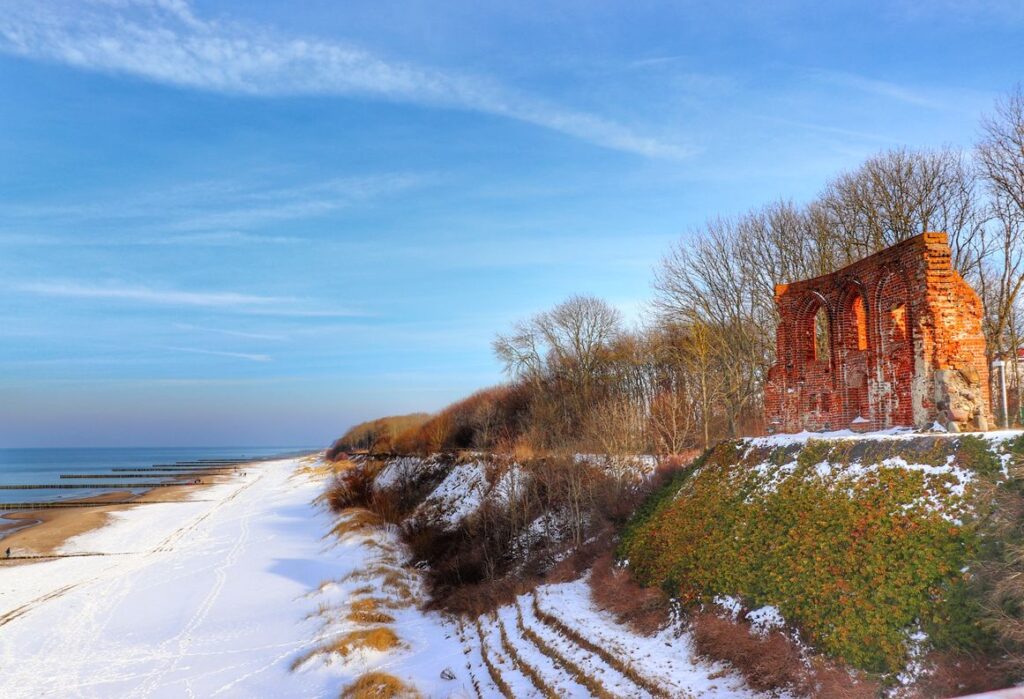 Trzęsacz Ruiny Kościoła, plaża, niebieskie niebo