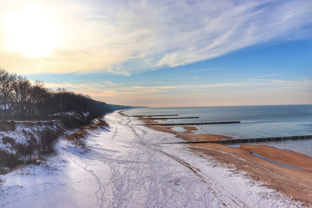 Trzęsacz plaża o zachodzie słońca