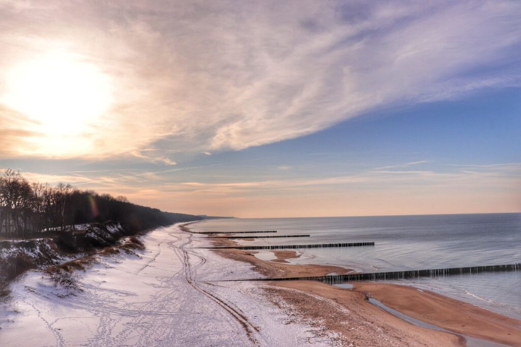 Trzęsacz, widok rozciągający się z platformy widokowej na plażę o zachodzie słońca