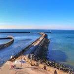 Widok Bałtyk i na falochrony w Darłowie z Latarni Morskiej