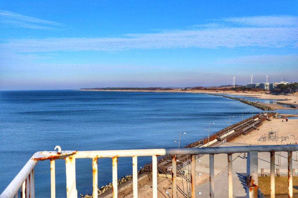 Widok na plażę z Latarni Morskiej w Darłowie, niebieskie niebo