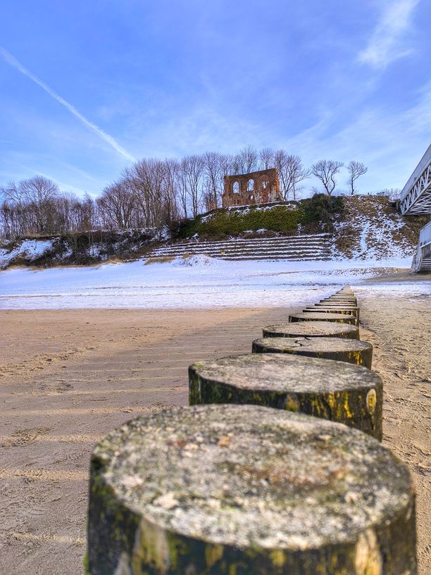 Widok na ruiny kościoła w Trzęsaczu z plaży