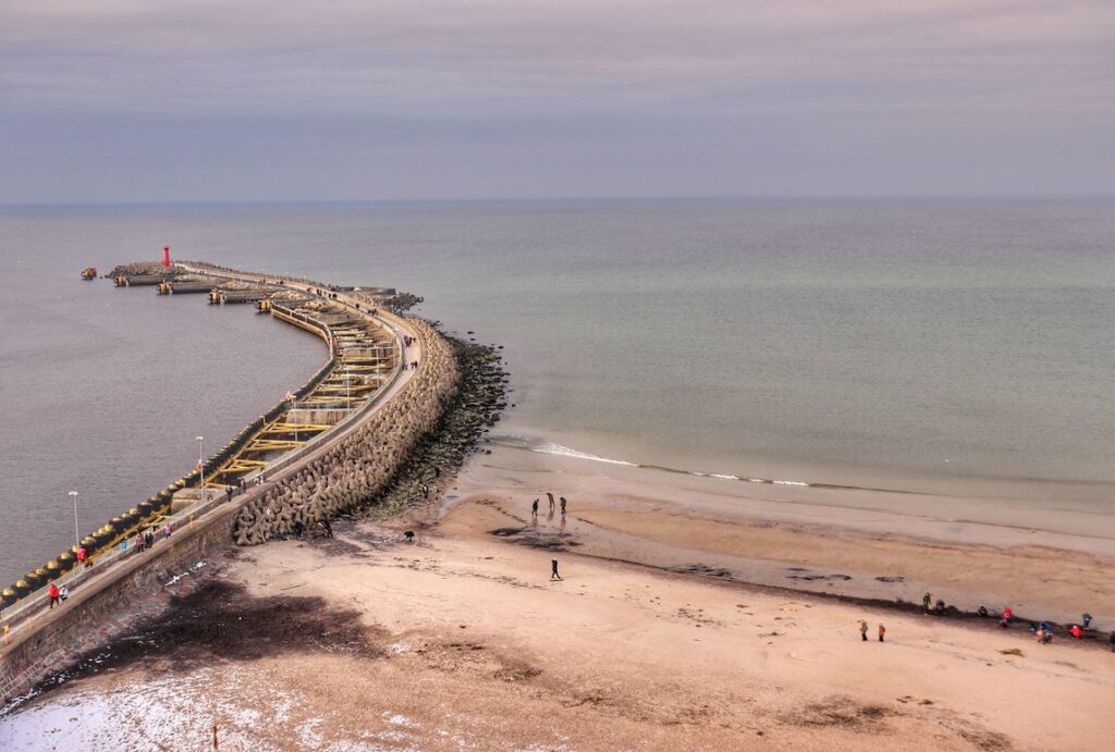 Widok rozciągający się z Latarni Morskiej w Kołobrzegu, plaża, Bałtyk