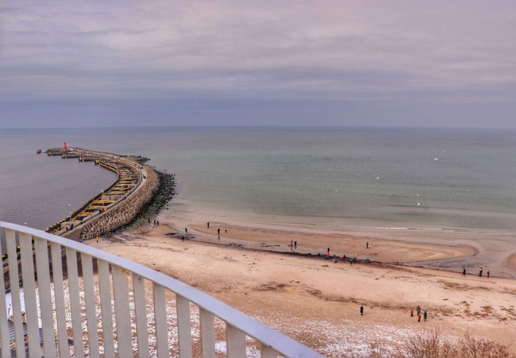 Widok rozciągający się z Latarni Morskiej w Kołobrzegu, widok na plażę i Bałtyk