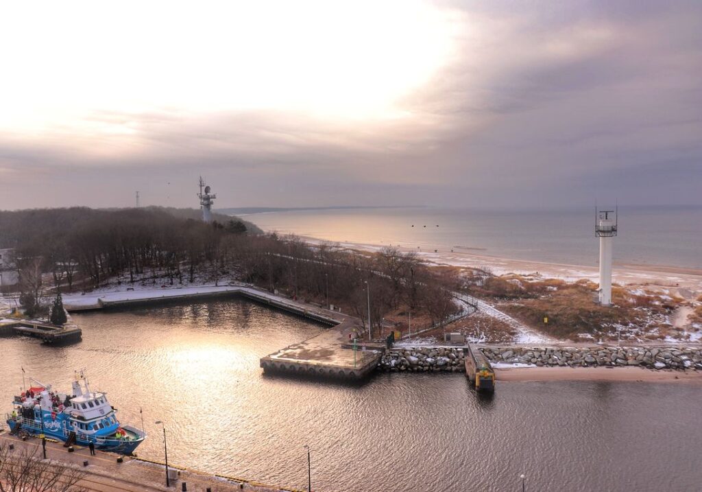 Widok z Latarni w Kołobrzegu, widok na port, plażę, Bałtyk, późne popołudnie