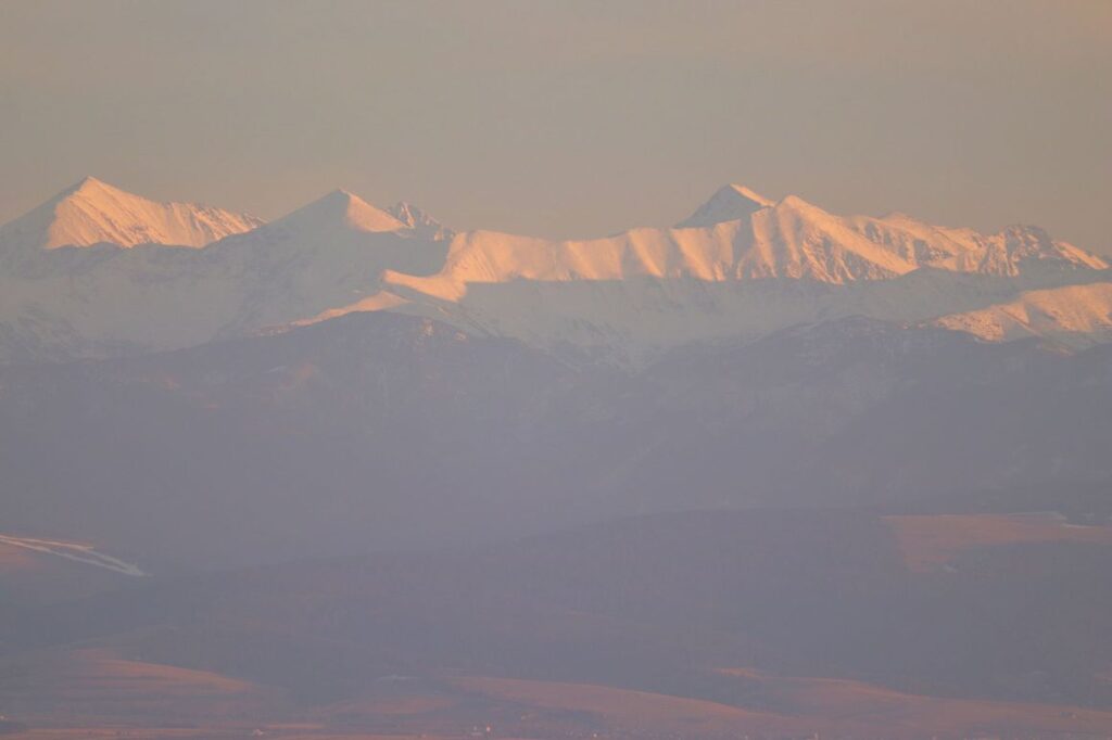 Babia Góra, widok na zimowe Tatry o zachodzie słońca