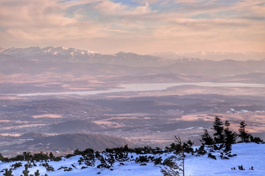 Babia Góra z widokiem na Tatry, zachodzące słońca