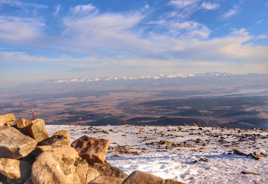 BABIA GÓRA ZIMĄ, WIDOK NA TATRY, SKAŁY