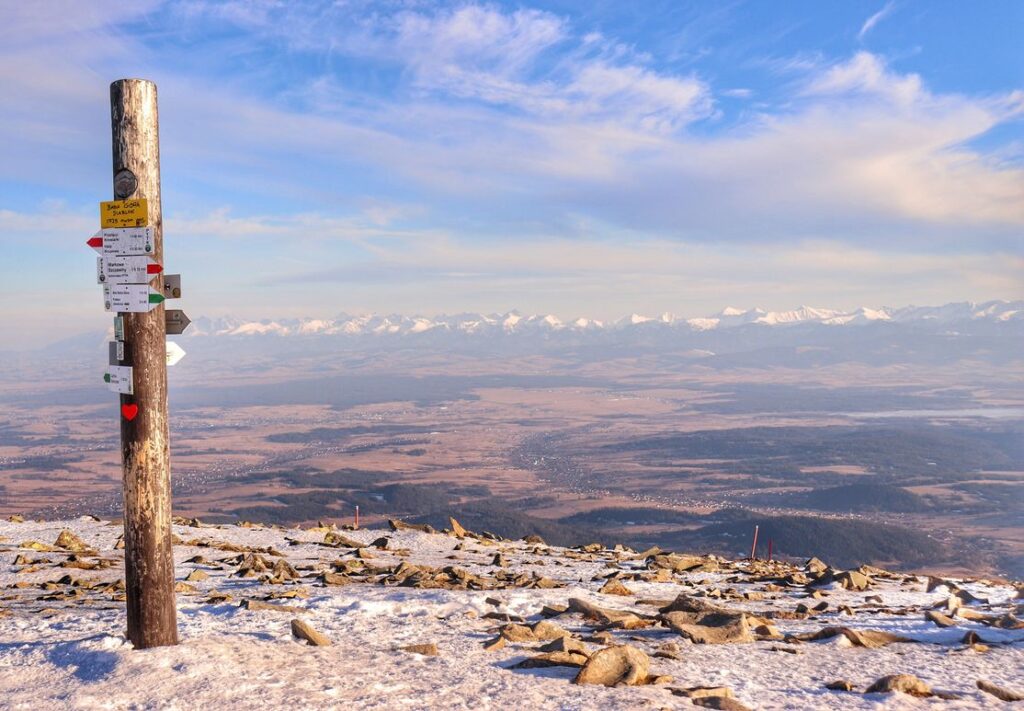 Babia Góra zimą, widok na Tatry