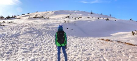 Babia Góra zimą szlak z Przełęczy Krowiarki, widok na Tatry