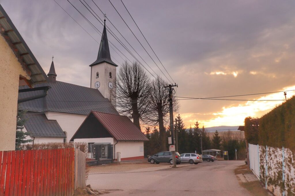 Kościół w Zubrohlawie na Słowacji, późne popołudnie