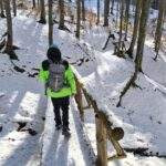 Turysta, drewniany mostek, Rezerwat Przyrody Śrubita w Beskidach. zima