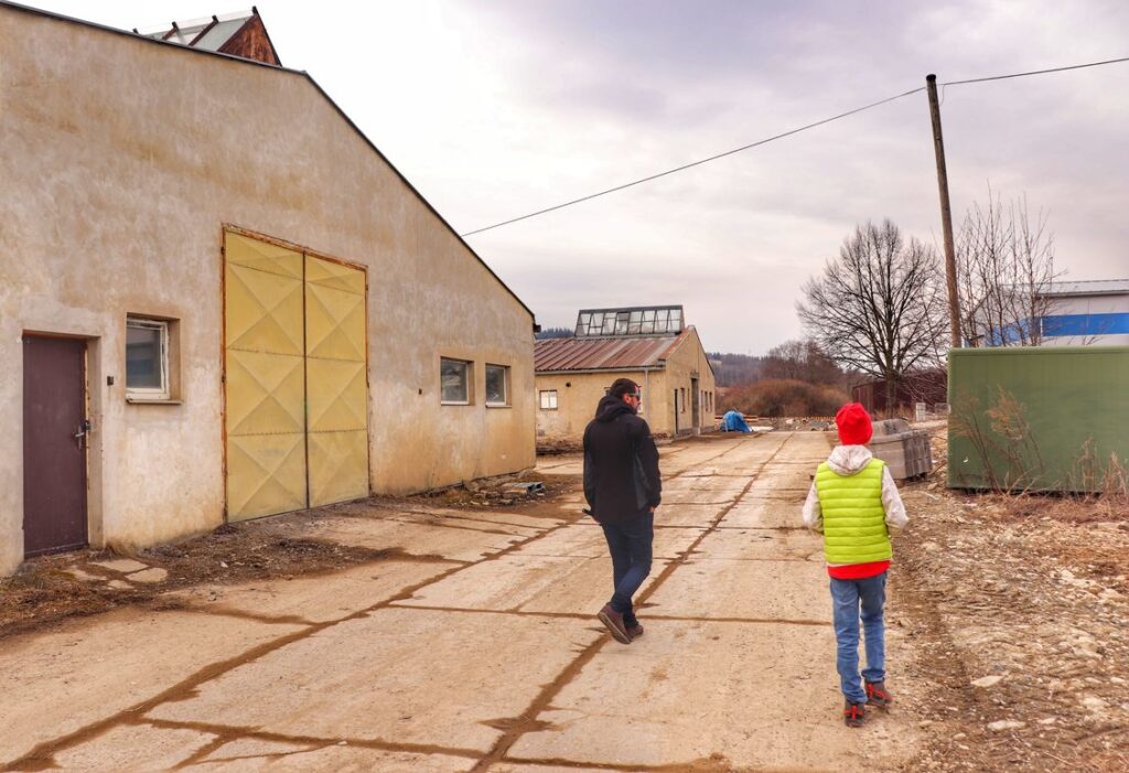 Turysta z dzieckiem w drodze na wieżę widokową w Orawskiej Półgórze