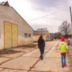 Turysta z dzieckiem w drodze na wieżę widokową w Orawskiej Półgórze
