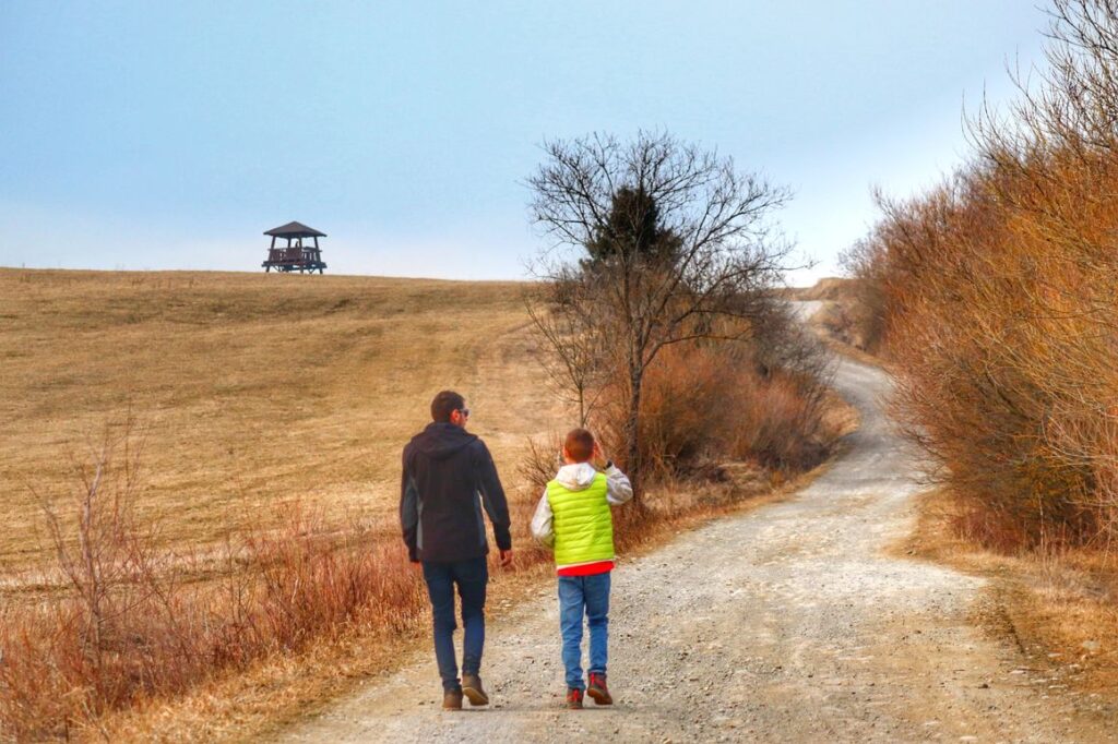 Turysta z dzieckiem, wieża widokowa Kmeťovka