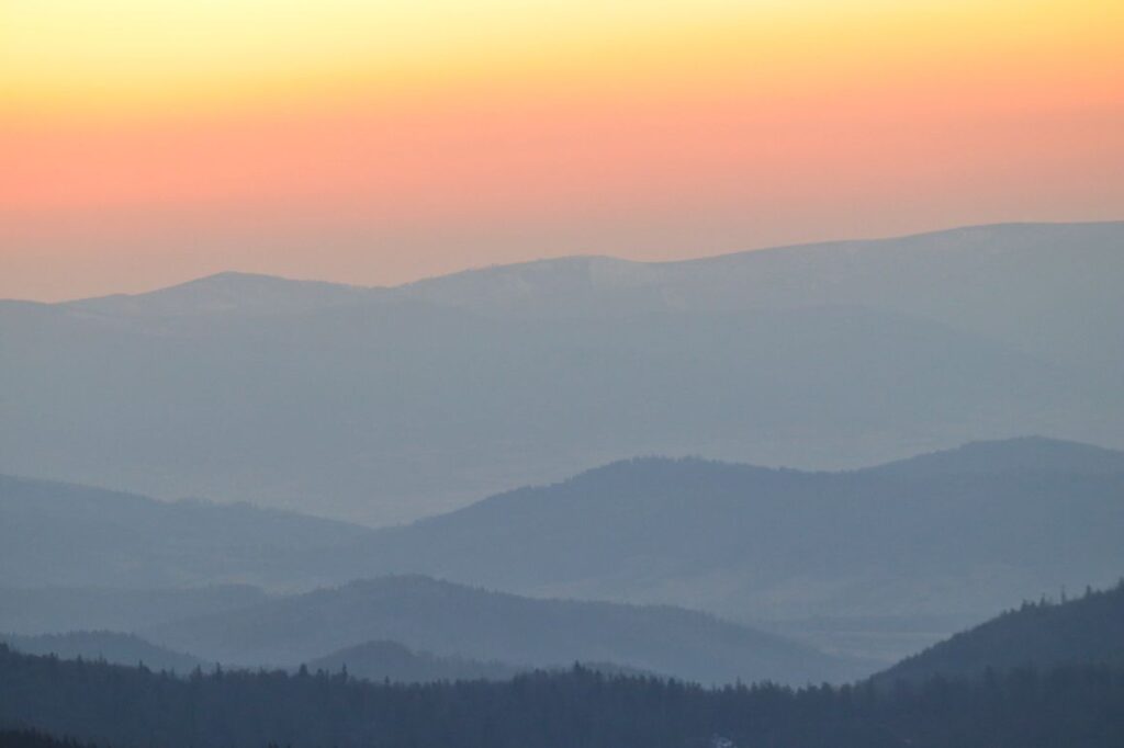 Widok z Sokolicy o zachodzie słońca, Beskid Żywiecki