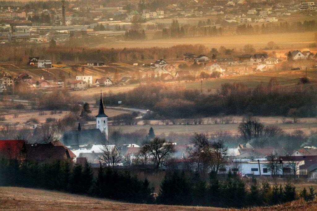 WIEŚ ŻUBROHŁAWA, widok na wieś, kościół