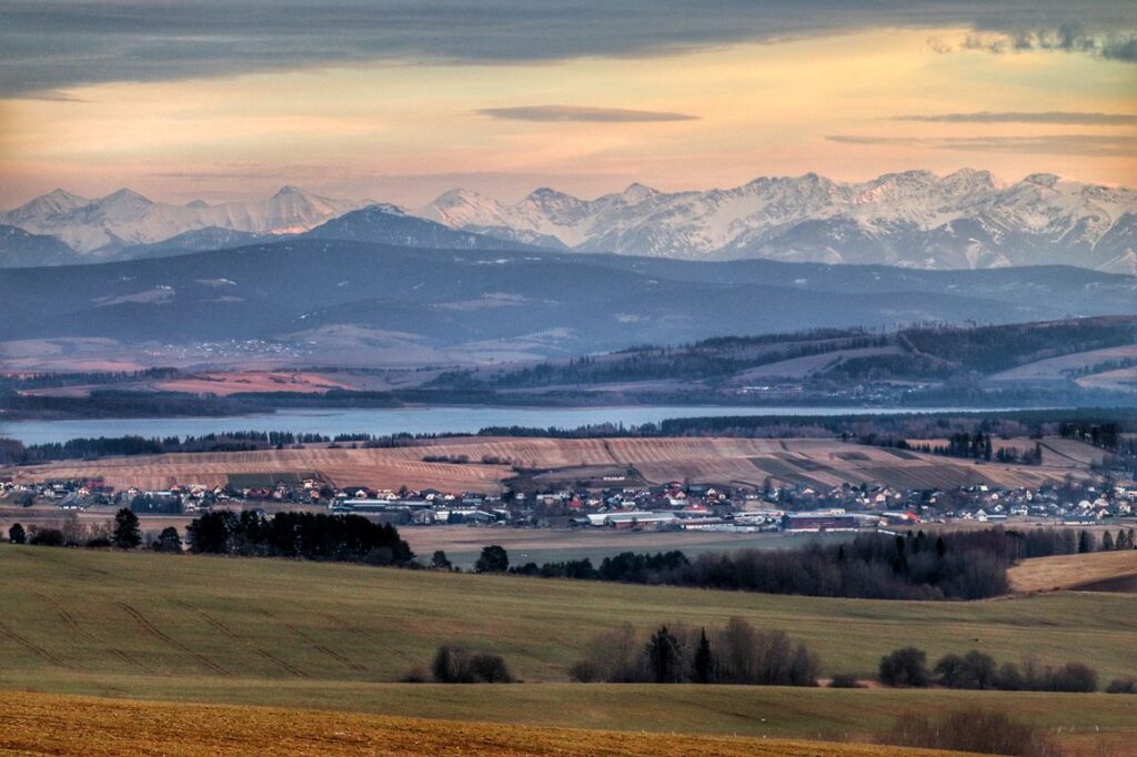 ZUBROHLAVA WIEŻA WIDOKOWA KMEŤOVKA, ZACHÓD SŁOŃCA, WIDOK NA TATRY