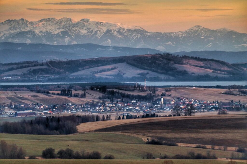 ZUBROHLAVA WIEŻA WIDOKOWA KMEŤOVKA, TATRY, ZACHÓD SŁOŃCA