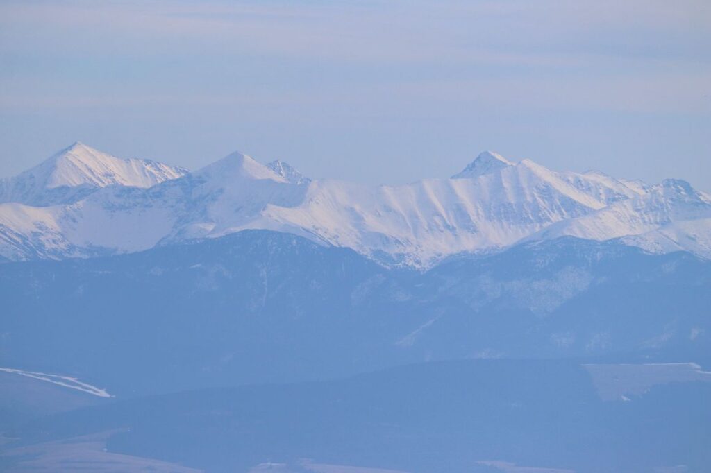 Widok na zaśnieżone Tatry, szlak czerwony na Babią Górę