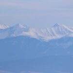 Widok na zaśnieżone Tatry, szlak czerwony na Babią Górę