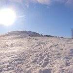 Zimowy widok w stronę Gówniaka poniżej Babiej Góry, słońce, śnieg