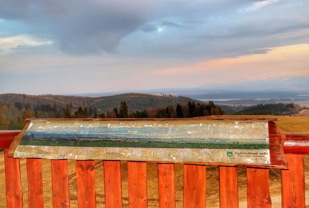 Żubrohława wieża widokowa Kmeťovka, tablica z panoramą, widok na Tatry