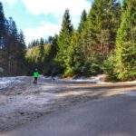 Czarny szlak na Halę Boraczą, miejsce zejścia z drogi asfaltowej na ścieżkę leśną, turysta