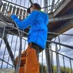 Dziecko na metalowych schodach, wieża widokowa Feistův kopec w Czechach