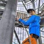 Dziecko na metalowych schodach, wieża widokowa Feistův kopec w Czechach